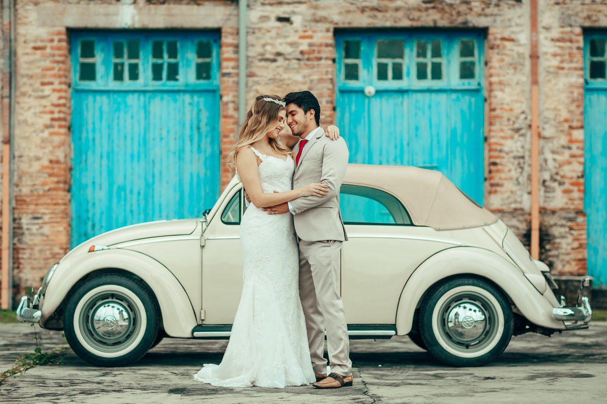 fusca-conversível-capota-fusquinha-bege-pneu-faixa-branca-lover-mosteiro-jesuítas-serra-baturite-casamento-pré-wedding-ensaio-book-casal-clors-blue-casar-noivos-vestido