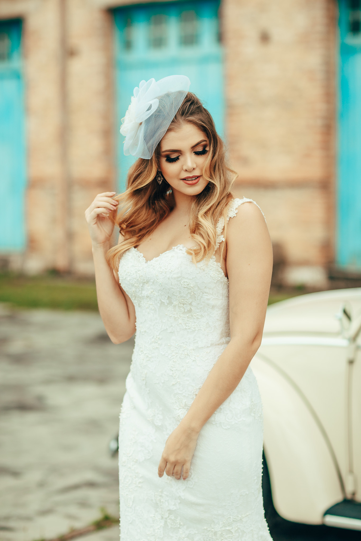 fusca-conversível-capota-fusquinha-bege-pneu-faixa-branca-lover-mosteiro-jesuítas-serra-baturite-casamento-pré-wedding-ensaio-book-casal-clors-blue-casar-noivos-vestido