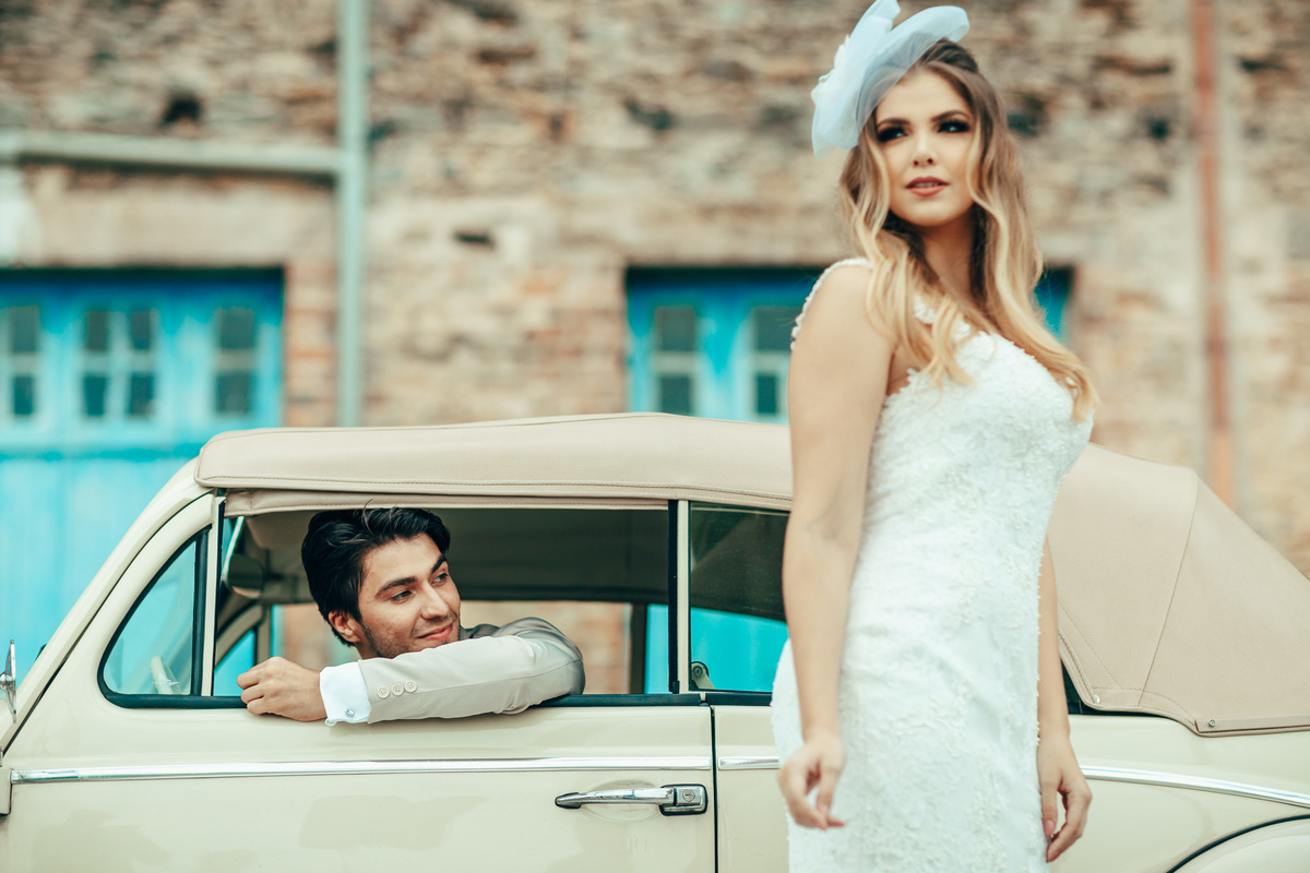 fusca-conversível-capota-fusquinha-bege-pneu-faixa-branca-lover-mosteiro-jesuítas-serra-baturite-casamento-pré-wedding-ensaio-book-casal-clors-blue-casar-noivos-vestido