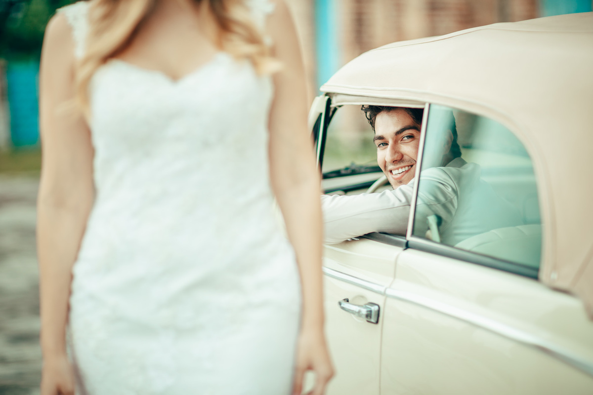 fusca-conversível-capota-fusquinha-bege-pneu-faixa-branca-lover-mosteiro-jesuítas-serra-baturite-casamento-pré-wedding-ensaio-book-casal-clors-blue-casar-noivos-vestido