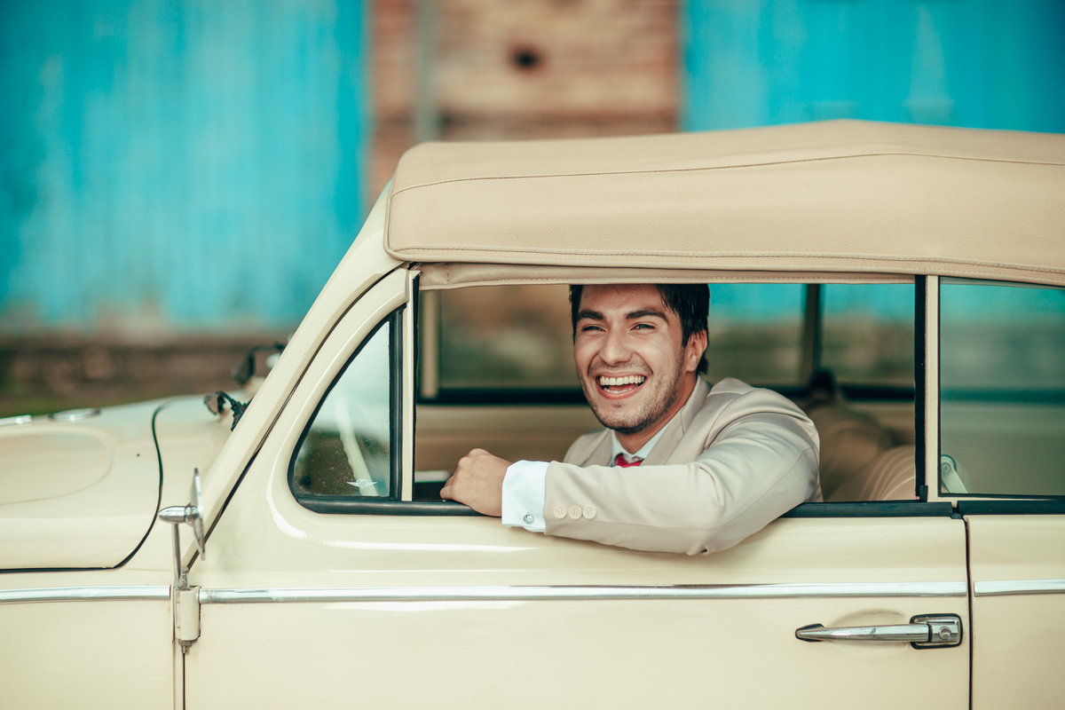 fusca-conversível-capota-fusquinha-bege-pneu-faixa-branca-lover-mosteiro-jesuítas-serra-baturite-casamento-pré-wedding-ensaio-book-casal-clors-blue-casar-noivos-vestido