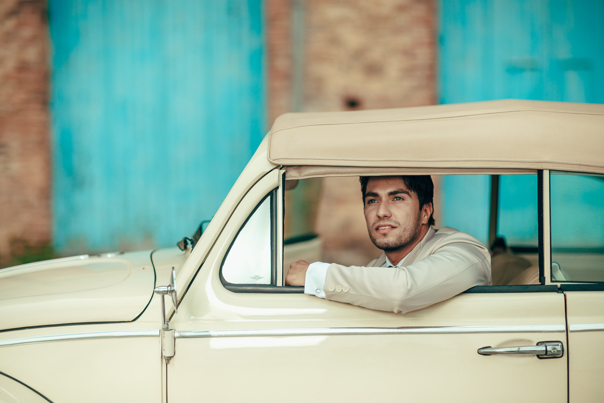 fusca-conversível-capota-fusquinha-bege-pneu-faixa-branca-lover-mosteiro-jesuítas-serra-baturite-casamento-pré-wedding-ensaio-book-casal-clors-blue-casar-noivos-vestido