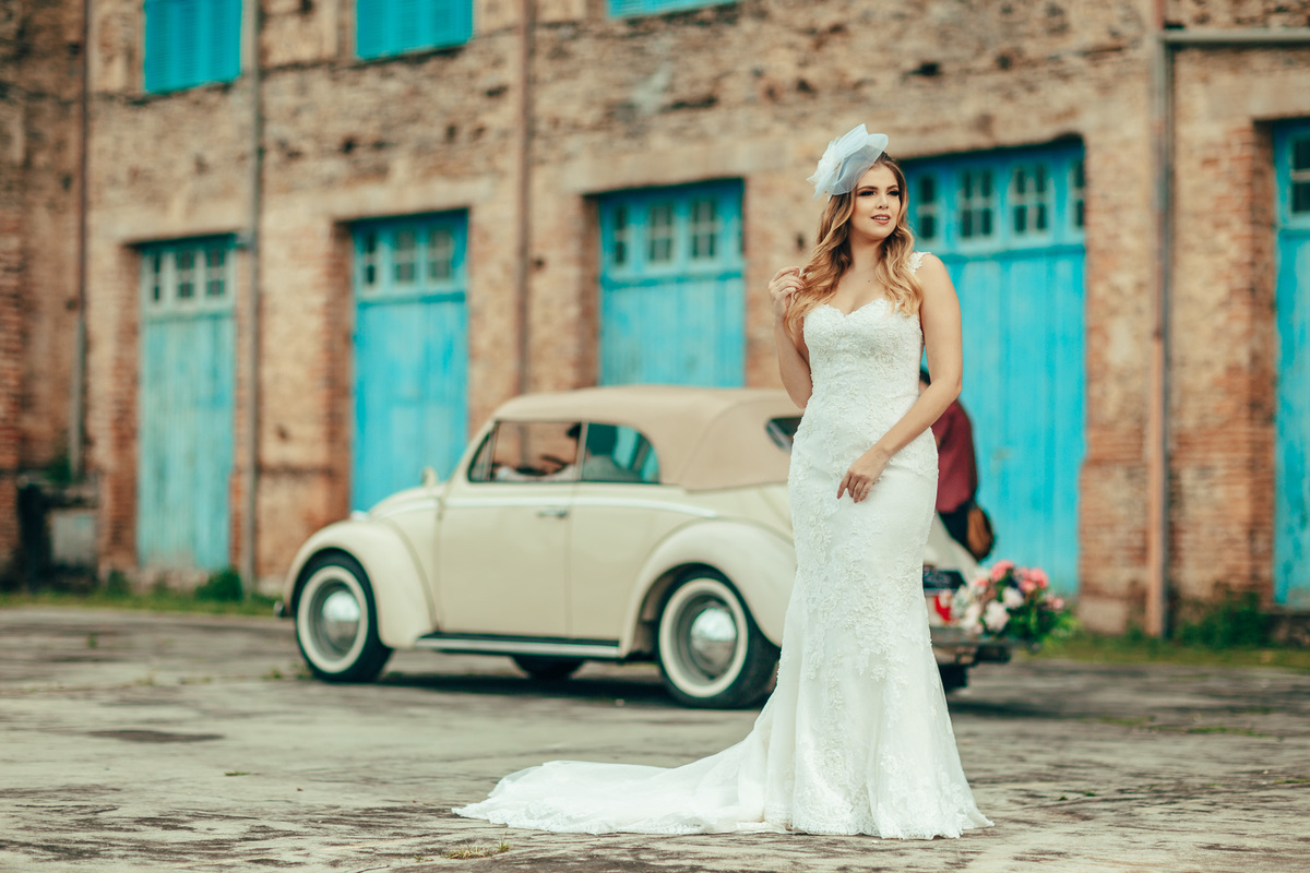 fusca-conversível-capota-fusquinha-bege-pneu-faixa-branca-lover-mosteiro-jesuítas-serra-baturite-casamento-pré-wedding-ensaio-book-casal-clors-blue-casar-noivos-vestido