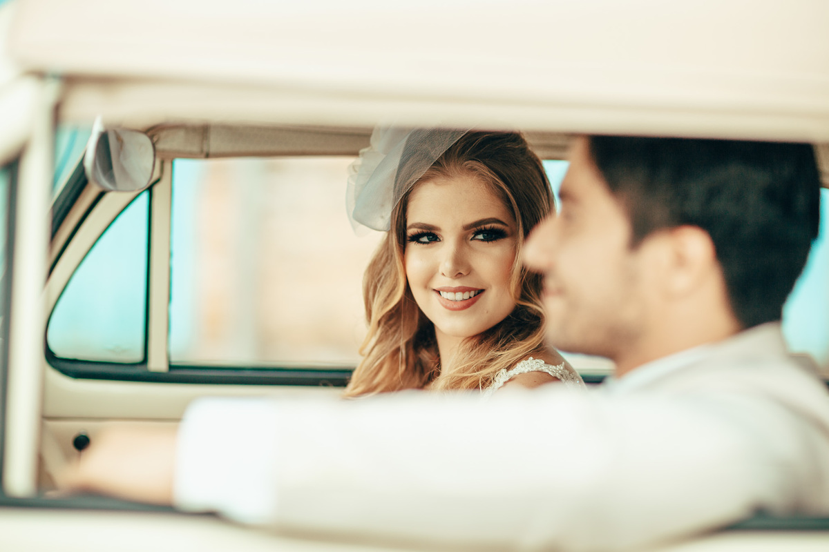 fusca-conversível-capota-fusquinha-bege-pneu-faixa-branca-lover-mosteiro-jesuítas-serra-baturite-casamento-pré-wedding-ensaio-book-casal-clors-blue-casar-noivos-vestido