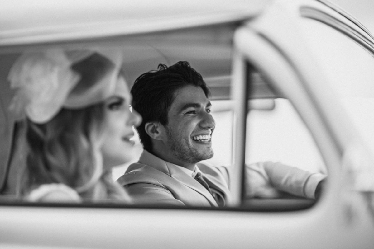 fusca-conversível-capota-fusquinha-bege-pneu-faixa-branca-lover-mosteiro-jesuítas-serra-baturite-casamento-pré-wedding-ensaio-book-casal-clors-blue-casar-noivos-vestido