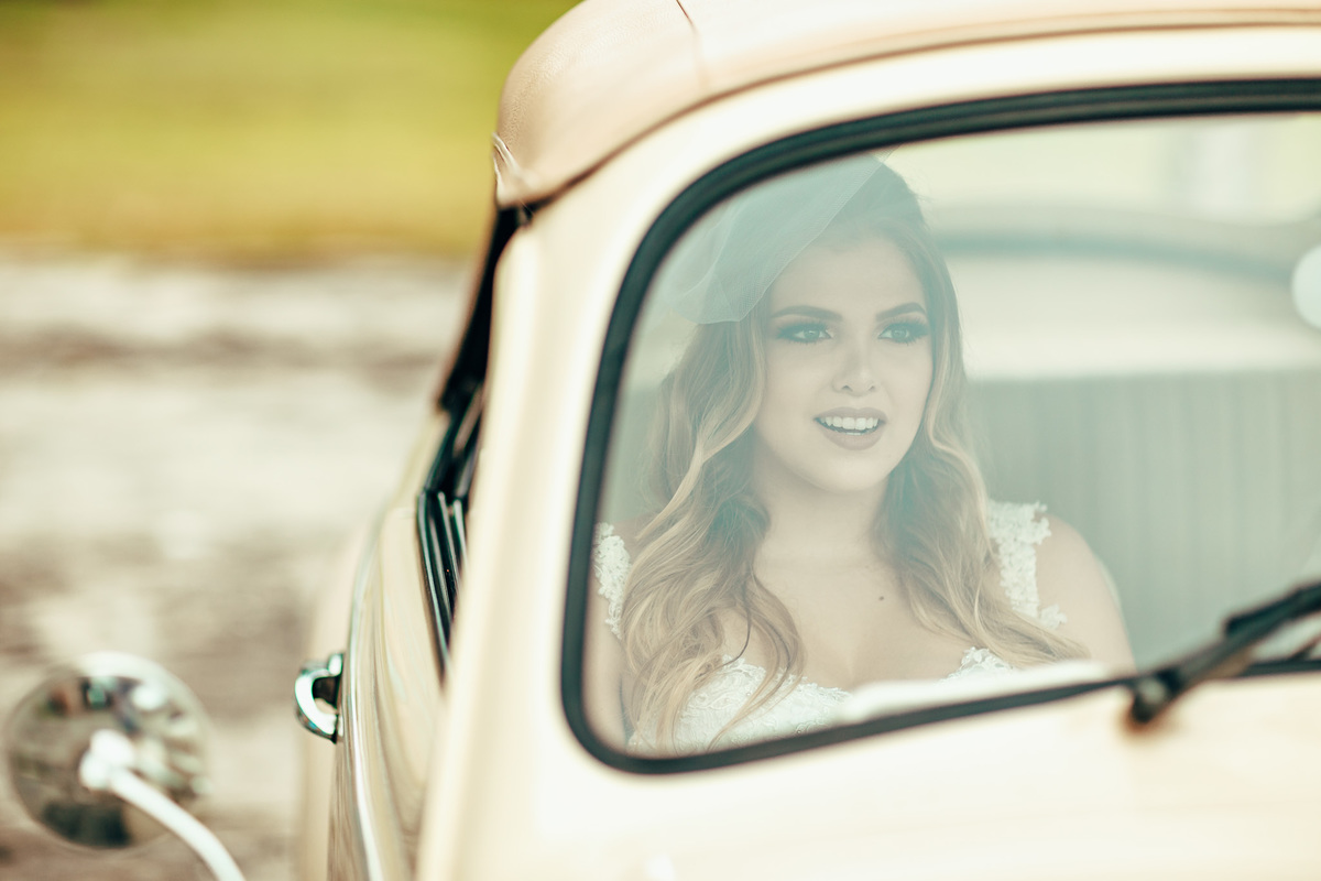 fusca-conversível-capota-fusquinha-bege-pneu-faixa-branca-lover-mosteiro-jesuítas-serra-baturite-casamento-pré-wedding-ensaio-book-casal-clors-blue-casar-noivos-vestido