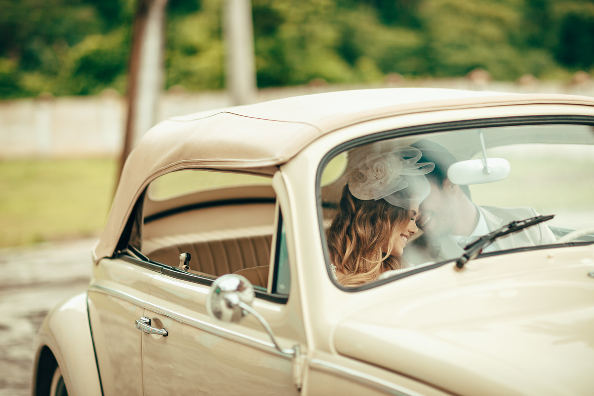 fusca-conversível-capota-fusquinha-bege-pneu-faixa-branca-lover-mosteiro-jesuítas-serra-baturite-casamento-pré-wedding-ensaio-book-casal-clors-blue-casar-noivos-vestido