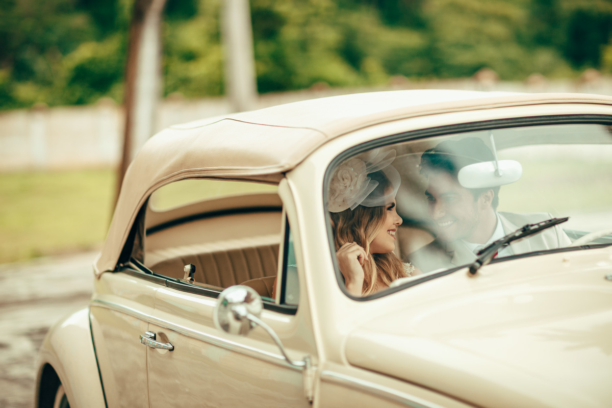 fusca-conversível-capota-fusquinha-bege-pneu-faixa-branca-lover-mosteiro-jesuítas-serra-baturite-casamento-pré-wedding-ensaio-book-casal-clors-blue-casar-noivos-vestido