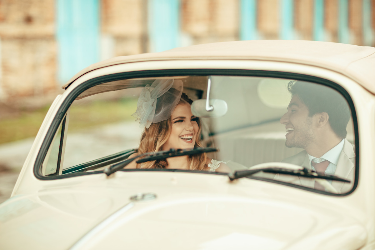 fusca-conversível-capota-fusquinha-bege-pneu-faixa-branca-lover-mosteiro-jesuítas-serra-baturite-casamento-pré-wedding-ensaio-book-casal-clors-blue-casar-noivos-vestido