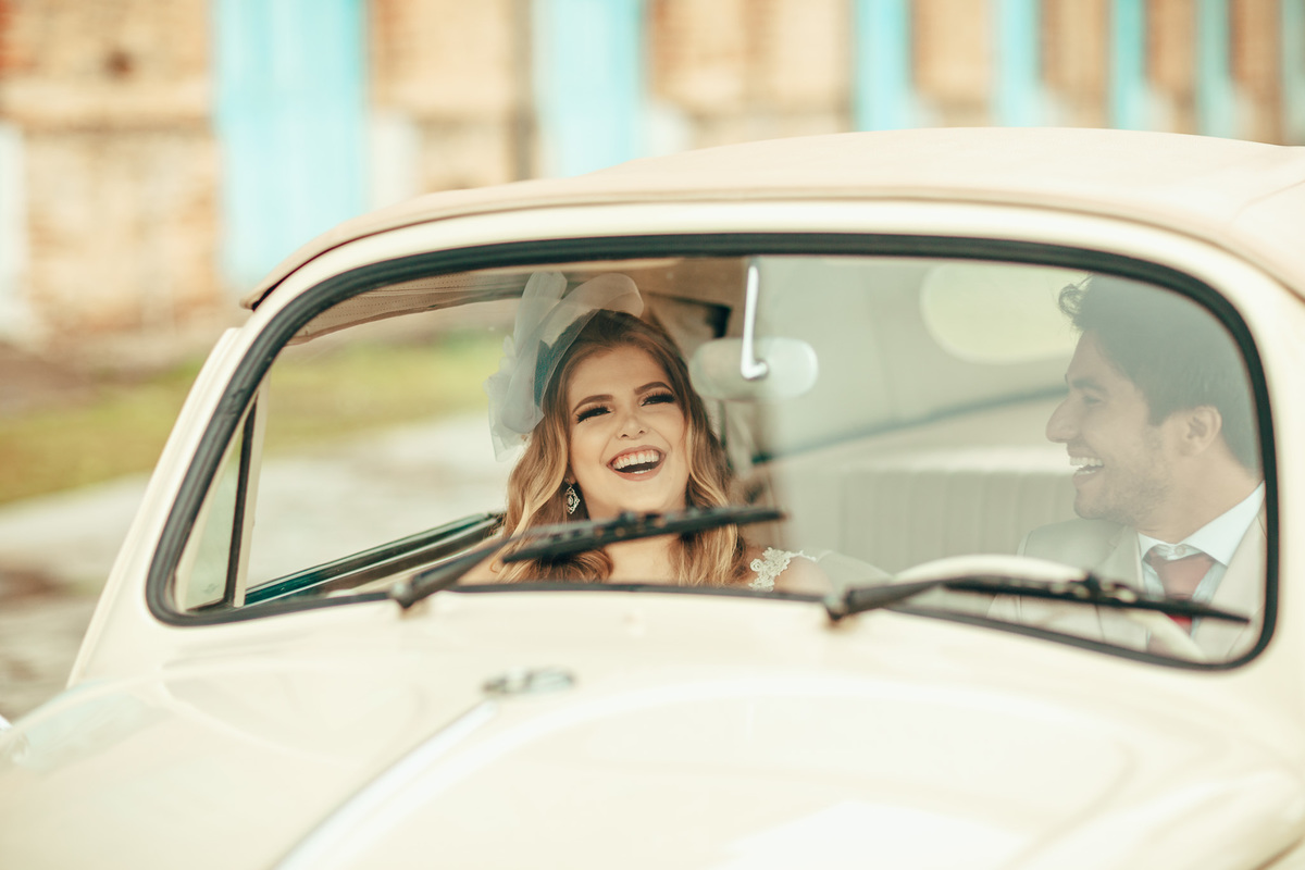 fusca-conversível-capota-fusquinha-bege-pneu-faixa-branca-lover-mosteiro-jesuítas-serra-baturite-casamento-pré-wedding-ensaio-book-casal-clors-blue-casar-noivos-vestido
