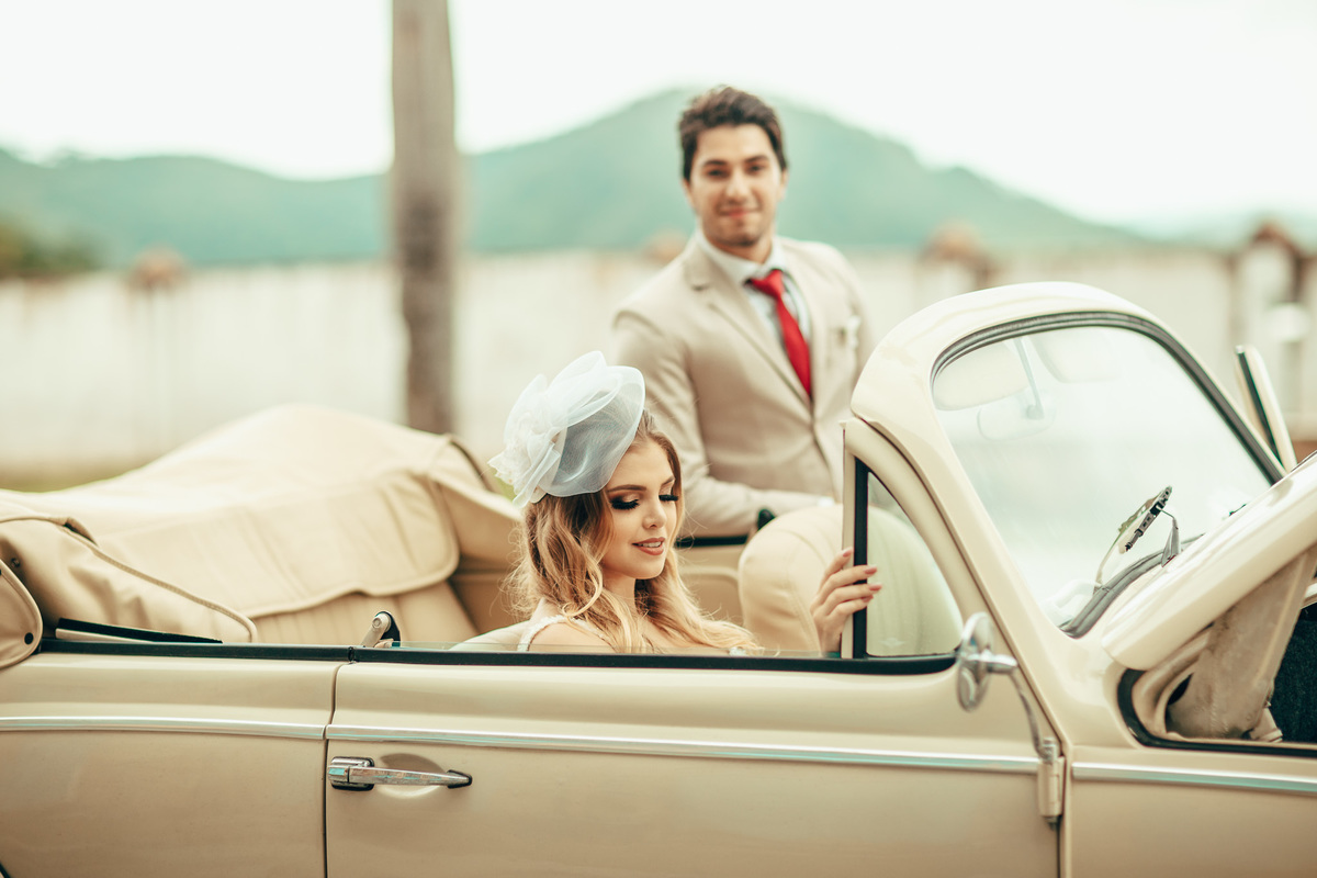 fusca-conversível-capota-fusquinha-bege-pneu-faixa-branca-lover-mosteiro-jesuítas-serra-baturite-casamento-pré-wedding-ensaio-book-casal-clors-blue-casar-noivos-vestido