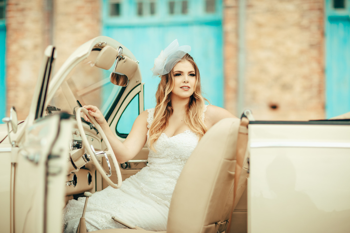 fusca-conversível-capota-fusquinha-bege-pneu-faixa-branca-lover-mosteiro-jesuítas-serra-baturite-casamento-pré-wedding-ensaio-book-casal-clors-blue-casar-noivos-vestido