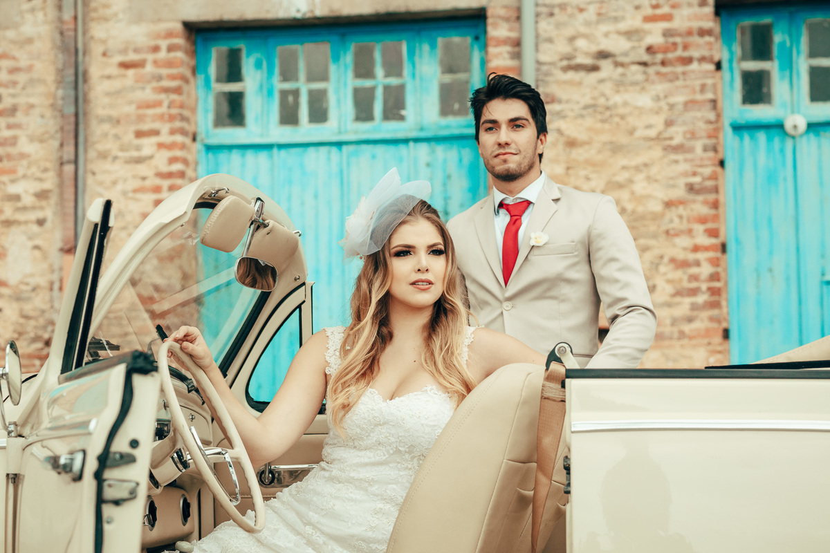 fusca-conversível-capota-fusquinha-bege-pneu-faixa-branca-lover-mosteiro-jesuítas-serra-baturite-casamento-pré-wedding-ensaio-book-casal-clors-blue-casar-noivos-vestido
