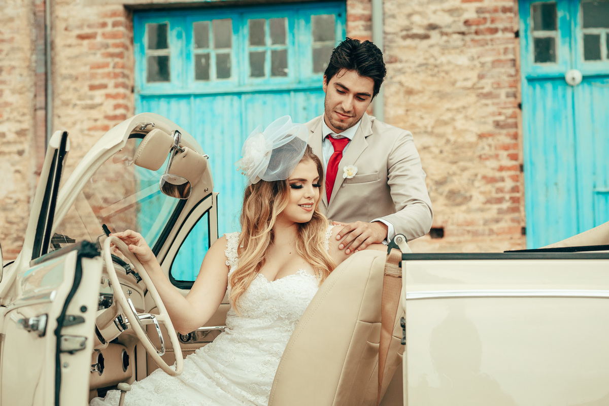 fusca-conversível-capota-fusquinha-bege-pneu-faixa-branca-lover-mosteiro-jesuítas-serra-baturite-casamento-pré-wedding-ensaio-book-casal-clors-blue-casar-noivos-vestido