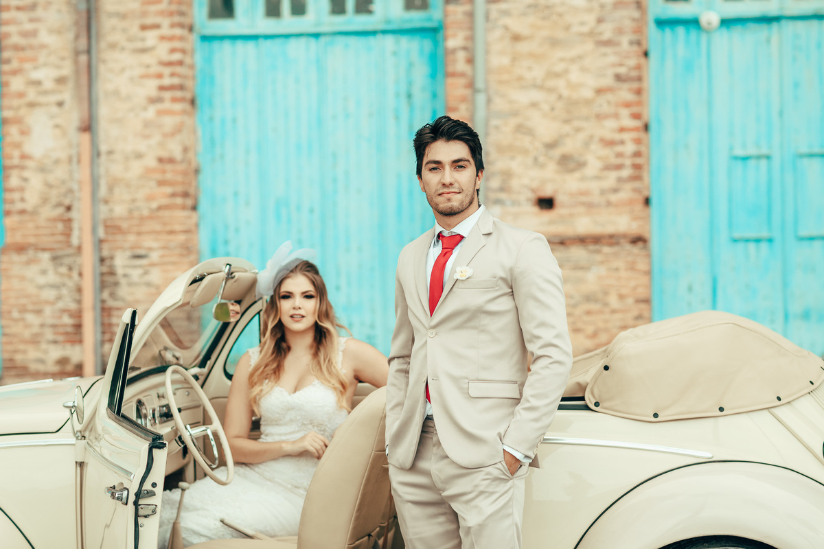 fusca-conversível-capota-fusquinha-bege-pneu-faixa-branca-lover-mosteiro-jesuítas-serra-baturite-casamento-pré-wedding-ensaio-book-casal-clors-blue-casar-noivos-vestido