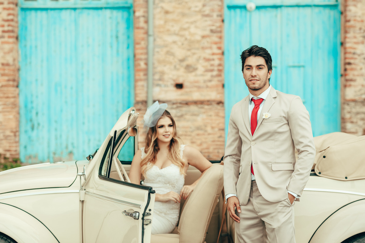 fusca-conversível-capota-fusquinha-bege-pneu-faixa-branca-lover-mosteiro-jesuítas-serra-baturite-casamento-pré-wedding-ensaio-book-casal-clors-blue-casar-noivos-vestido