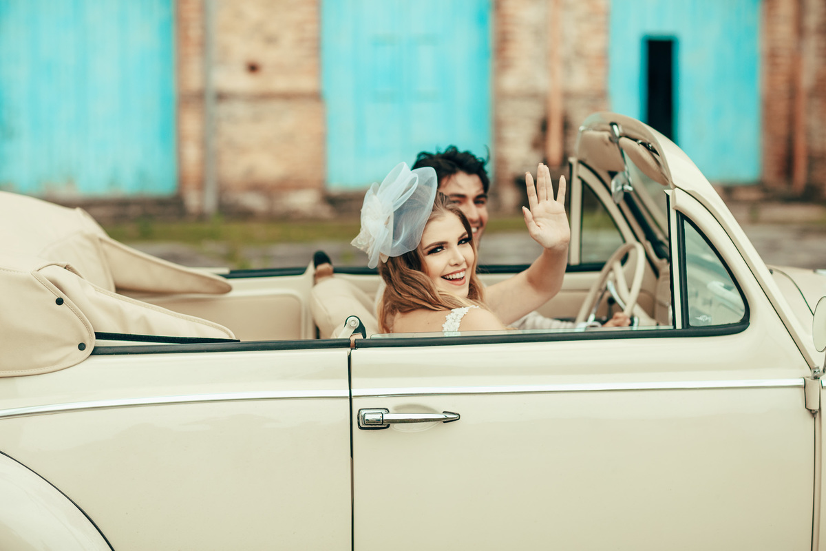 fusca-conversível-capota-fusquinha-bege-pneu-faixa-branca-lover-mosteiro-jesuítas-serra-baturite-casamento-pré-wedding-ensaio-book-casal-clors-blue-casar-noivos-vestido