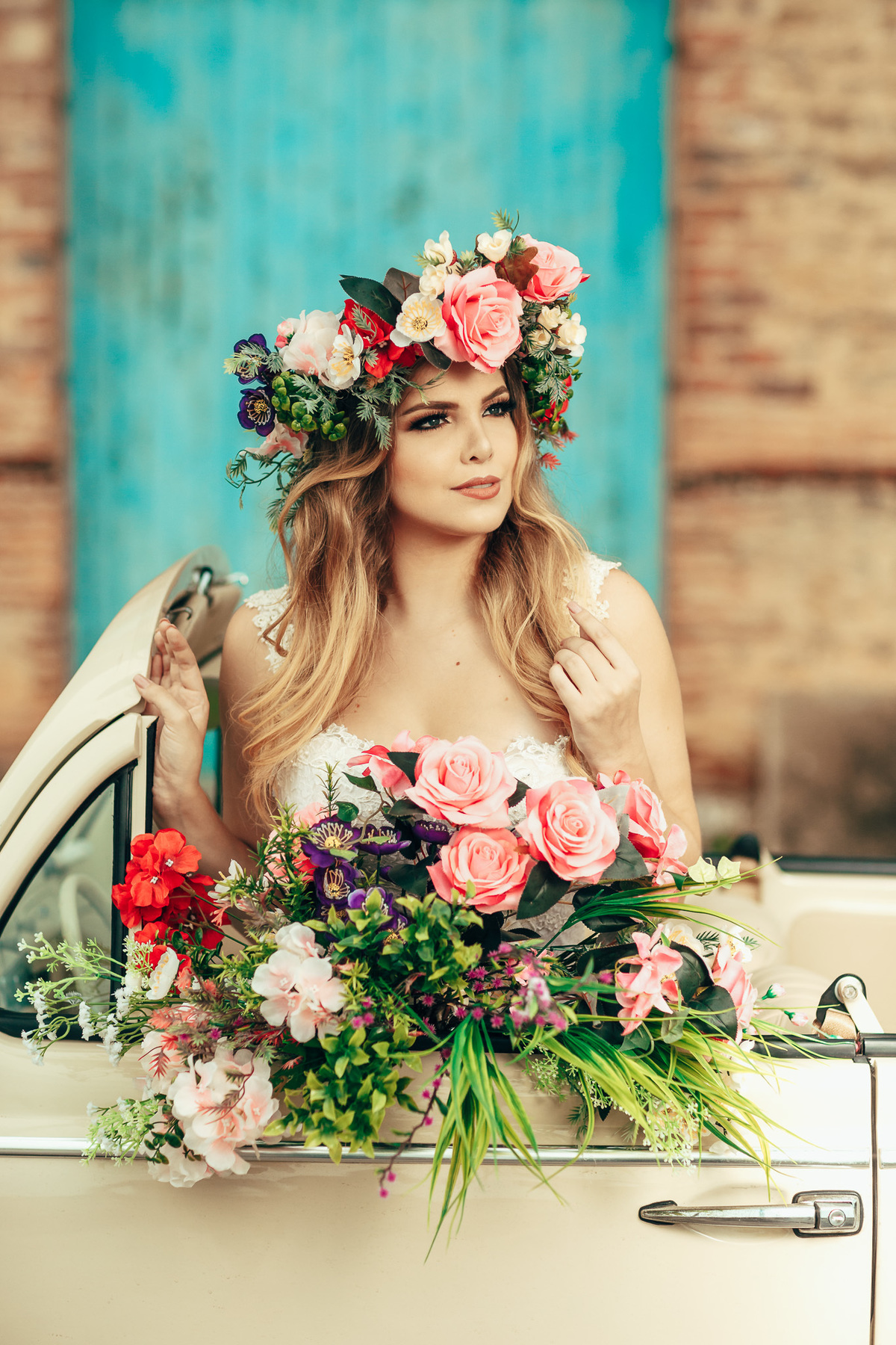 fusca-conversível-capota-fusquinha-bege-pneu-faixa-branca-lover-mosteiro-jesuítas-serra-baturite-casamento-pré-wedding-ensaio-book-casal-clors-blue-casar-noivos-vestido