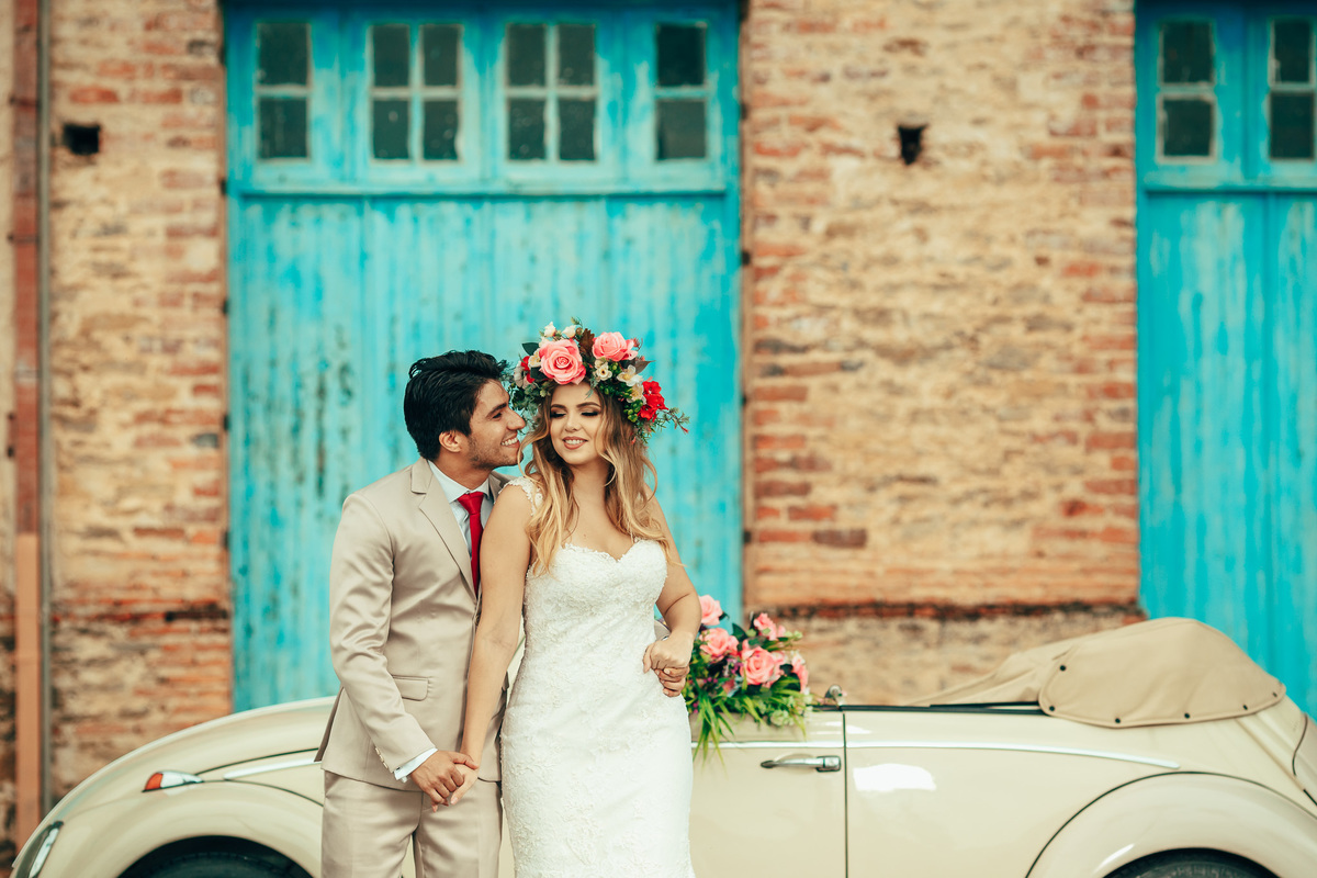 fusca-conversível-capota-fusquinha-bege-pneu-faixa-branca-lover-mosteiro-jesuítas-serra-baturite-casamento-pré-wedding-ensaio-book-casal-clors-blue-casar-noivos-vestido