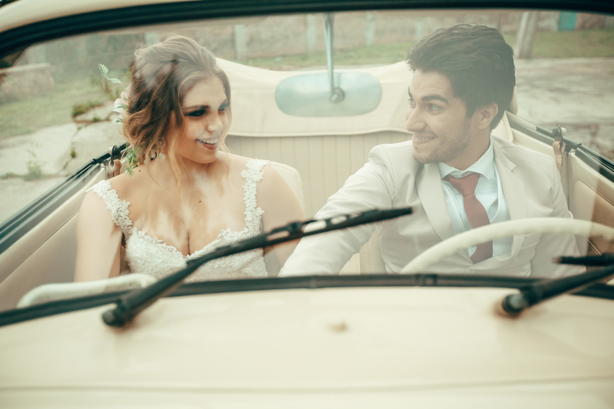 fusca-conversível-capota-fusquinha-bege-pneu-faixa-branca-lover-mosteiro-jesuítas-serra-baturite-casamento-pré-wedding-ensaio-book-casal-clors-blue-casar-noivos-vestido
