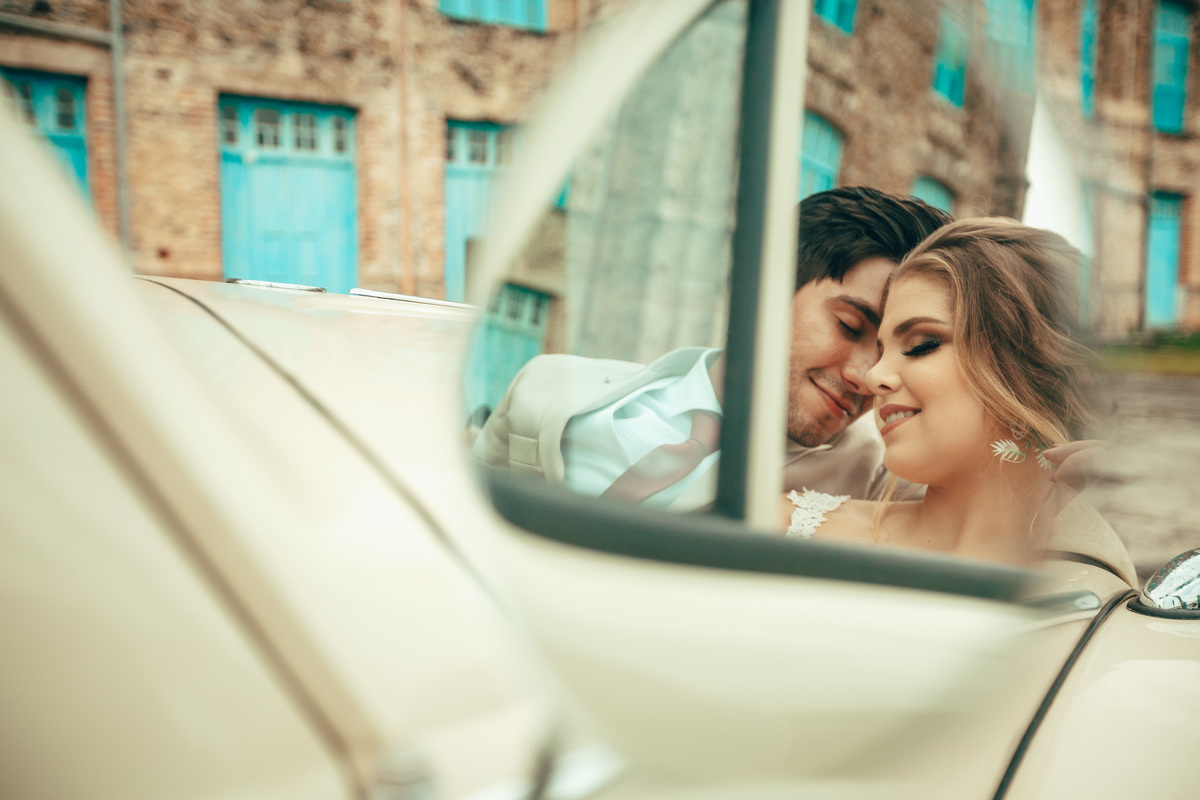 fusca-conversível-capota-fusquinha-bege-pneu-faixa-branca-lover-mosteiro-jesuítas-serra-baturite-casamento-pré-wedding-ensaio-book-casal-clors-blue-casar-noivos-vestido