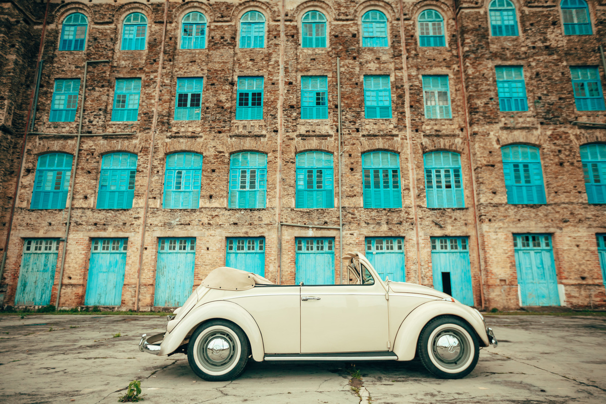 fusca-conversível-capota-fusquinha-bege-pneu-faixa-branca-lover-mosteiro-jesuítas-serra-baturite-casamento-pré-wedding-ensaio-book-casal-clors-blue-casar-noivos-vestido