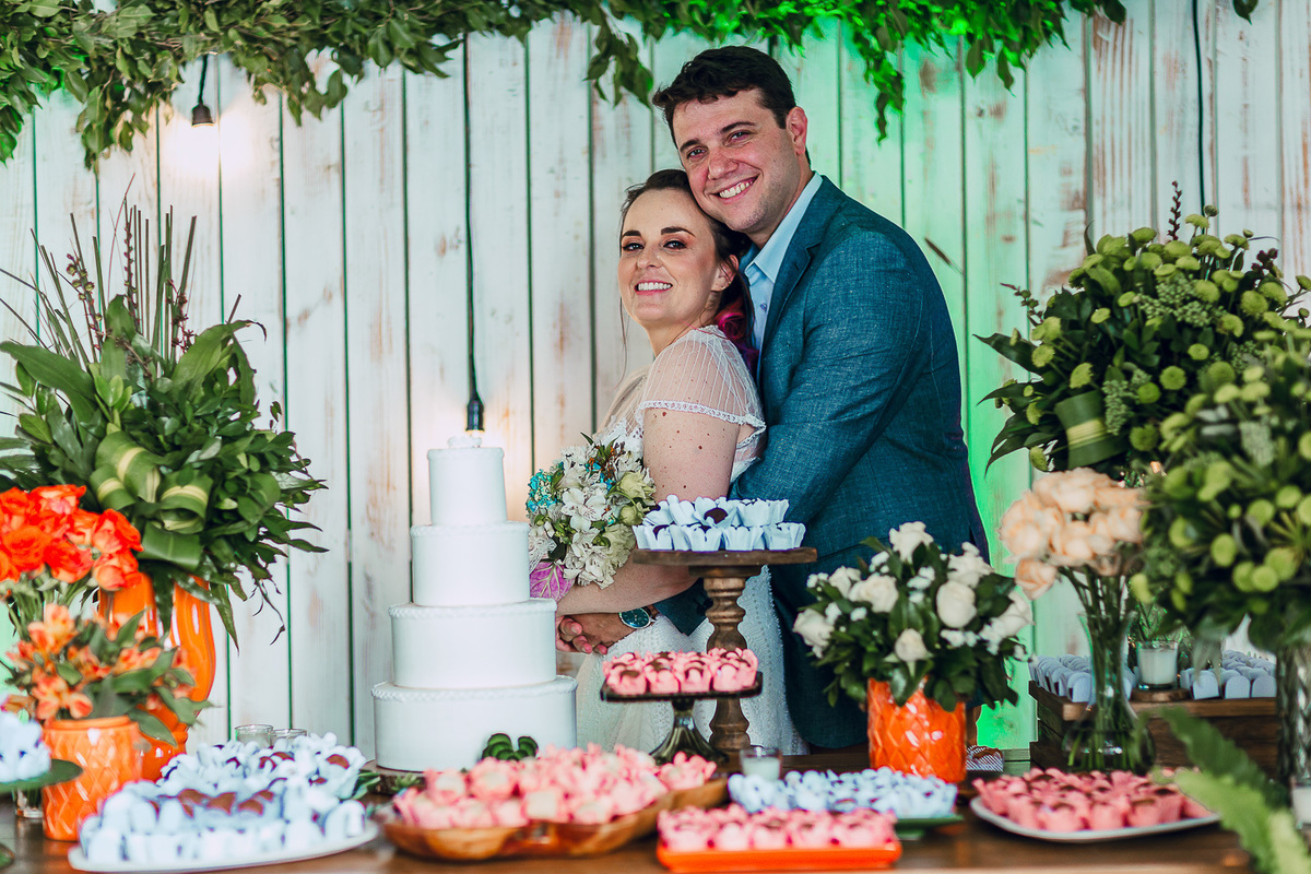 wedding-pride-noiva-casamento-cabelo-colorido-louca-vestido-renda-civil-festa-make-penteado-festa-amor-expontaeo