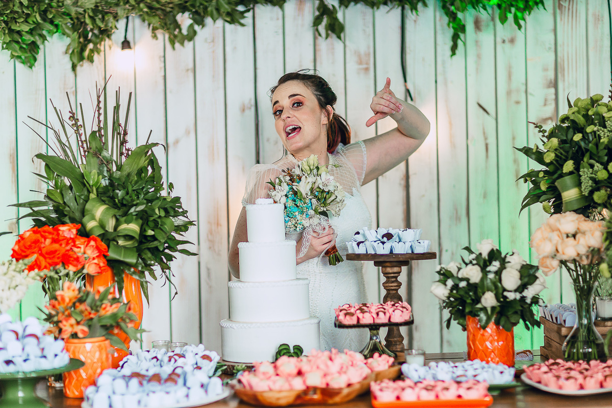 wedding-pride-noiva-casamento-cabelo-colorido-louca-vestido-renda-civil-festa-make-penteado-festa-amor-expontaeo