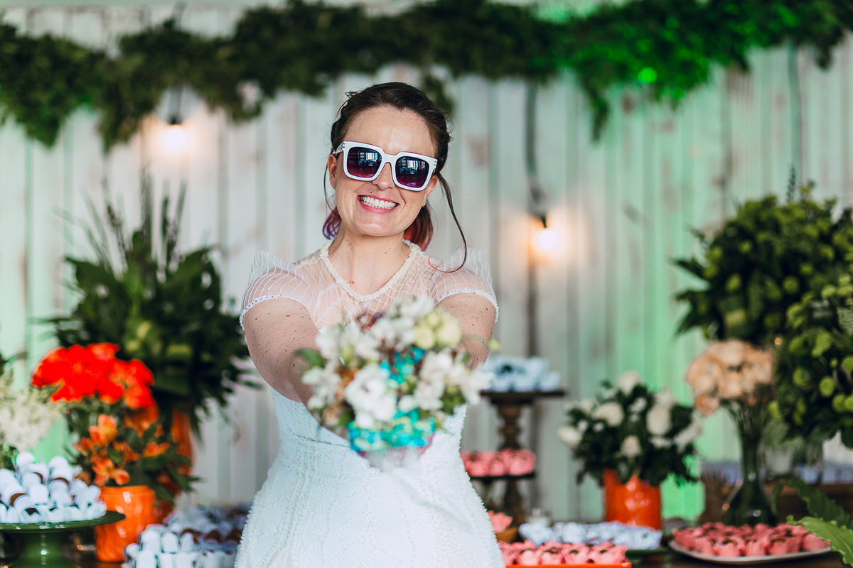 wedding-pride-noiva-casamento-cabelo-colorido-louca-vestido-renda-civil-festa-make-penteado-festa-amor-expontaeo