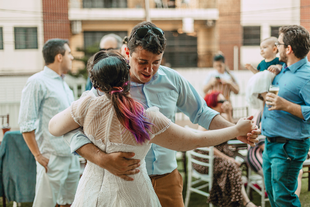 wedding-pride-noiva-casamento-cabelo-colorido-louca-vestido-renda-civil-festa-make-penteado-festa-amor-expontaeo