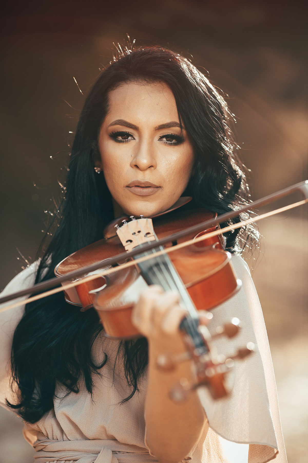 mulher-girl-linda-menina-por do sol-cabelo preto-ensaio-book-fotos-fotografo-ceara-debutante-beach-cumbuco-pico das almas-lookbook-violino