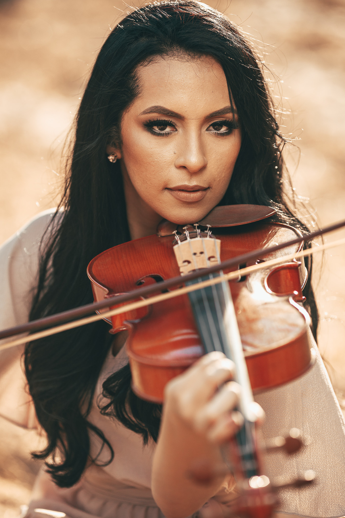 mulher-girl-linda-menina-por do sol-cabelo preto-ensaio-book-fotos-fotografo-ceara-debutante-beach-cumbuco-pico das almas-lookbook-violino
