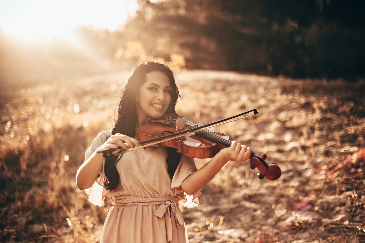 mulher-girl-linda-menina-por do sol-cabelo preto-ensaio-book-fotos-fotografo-ceara-debutante-beach-cumbuco-pico das almas-lookbook-violino