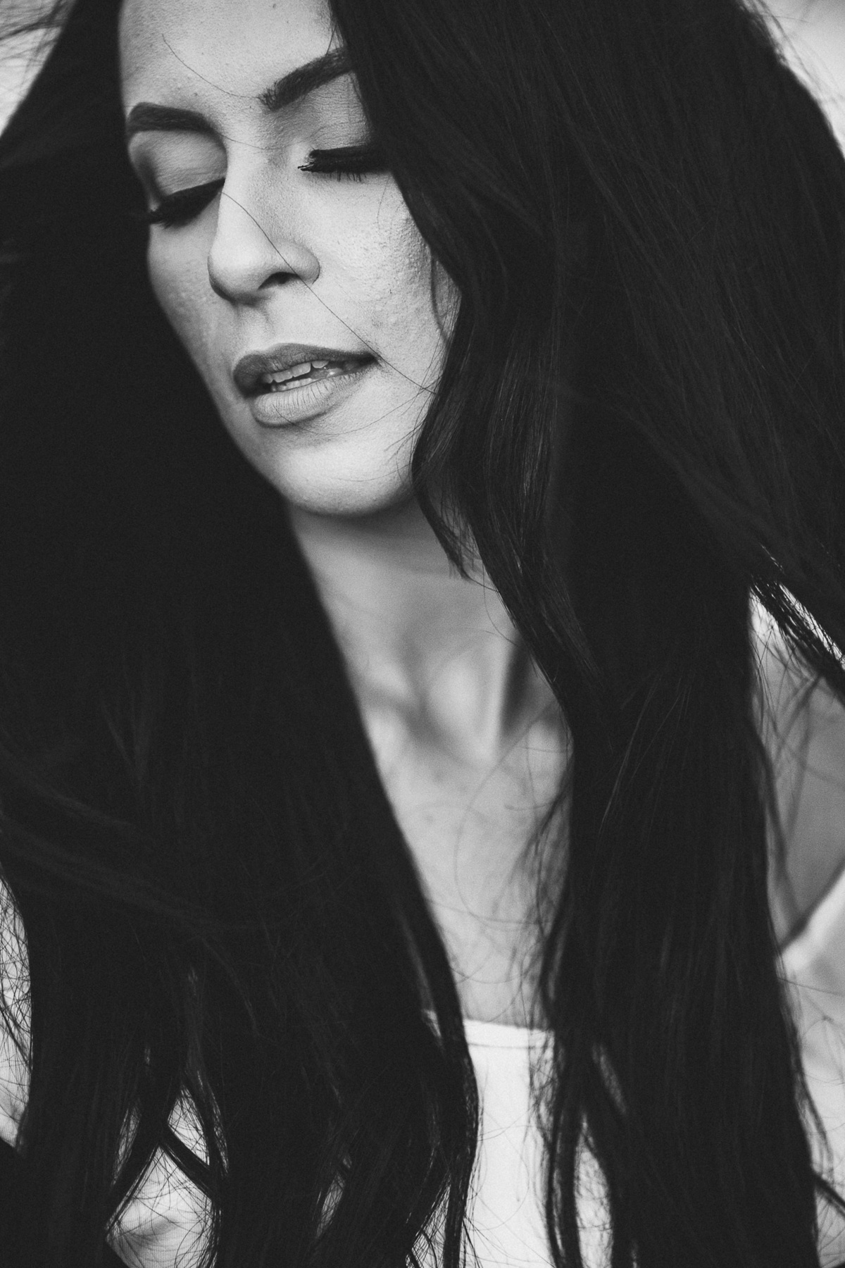 mulher-girl-linda-menina-por do sol-cabelo preto-ensaio-book-fotos-fotografo-ceara-debutante-beach-cumbuco-pico das almas-lookbook-violino