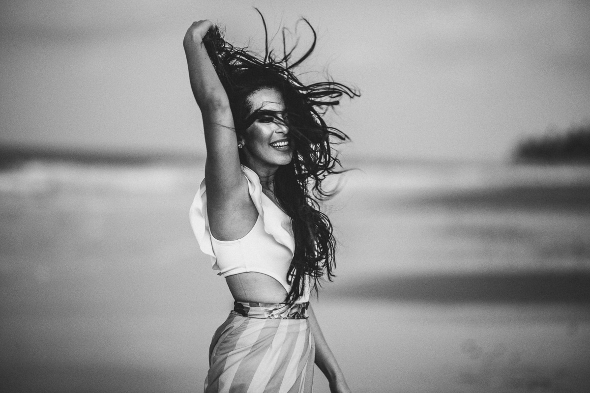 mulher-girl-linda-menina-por do sol-cabelo preto-ensaio-book-fotos-fotografo-ceara-debutante-beach-cumbuco-pico das almas-lookbook-violino