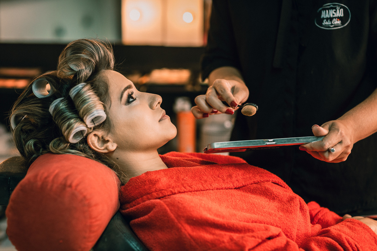 noiva-vestido-making of-salão-dia da noiva-amor-lover-festa-celebração-casamento-wedding-pride-noivo-pastor-Deus-fotografo de casamento-fotografia-jornalismo