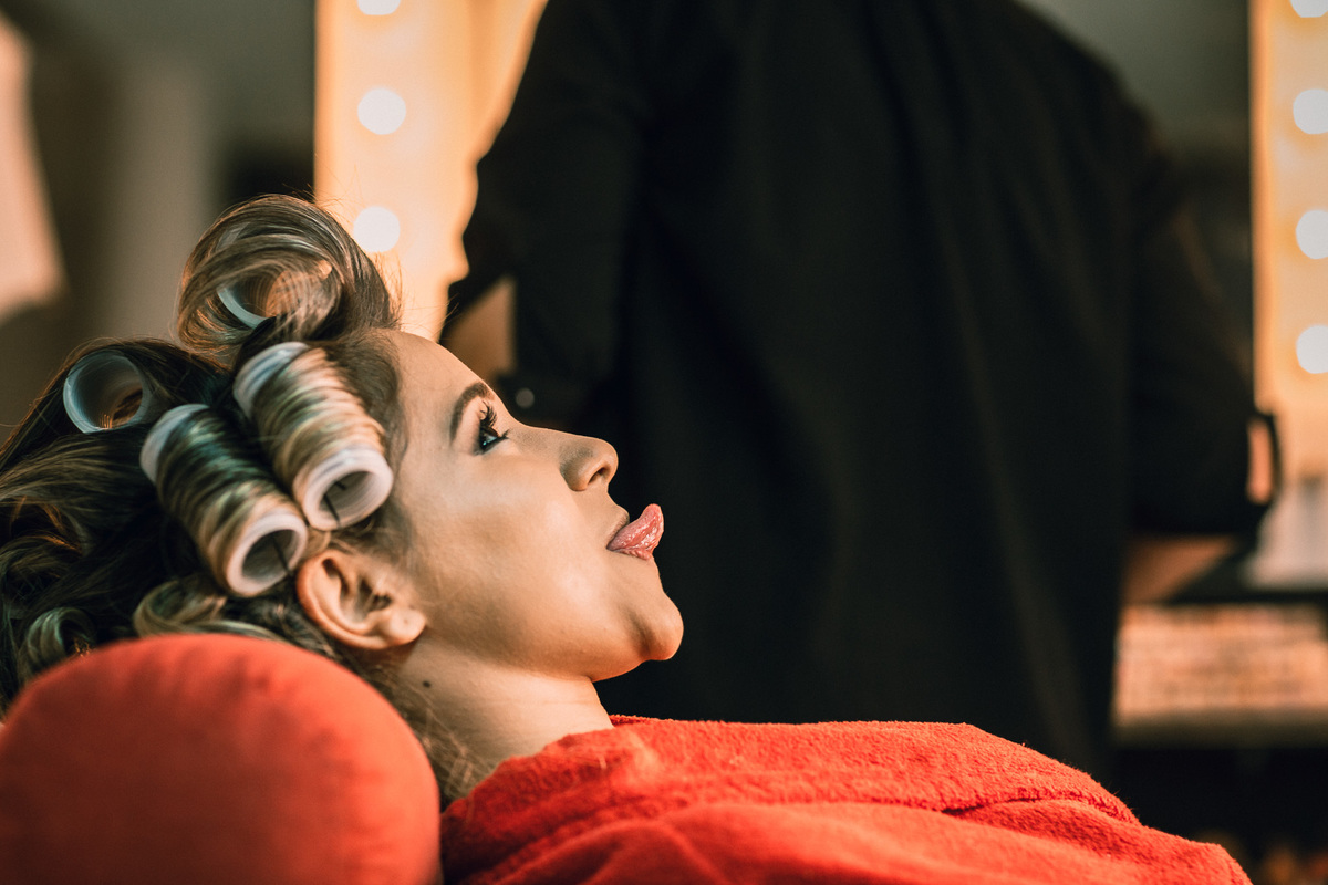 noiva-vestido-making of-salão-dia da noiva-amor-lover-festa-celebração-casamento-wedding-pride-noivo-pastor-Deus-fotografo de casamento-fotografia-jornalismo