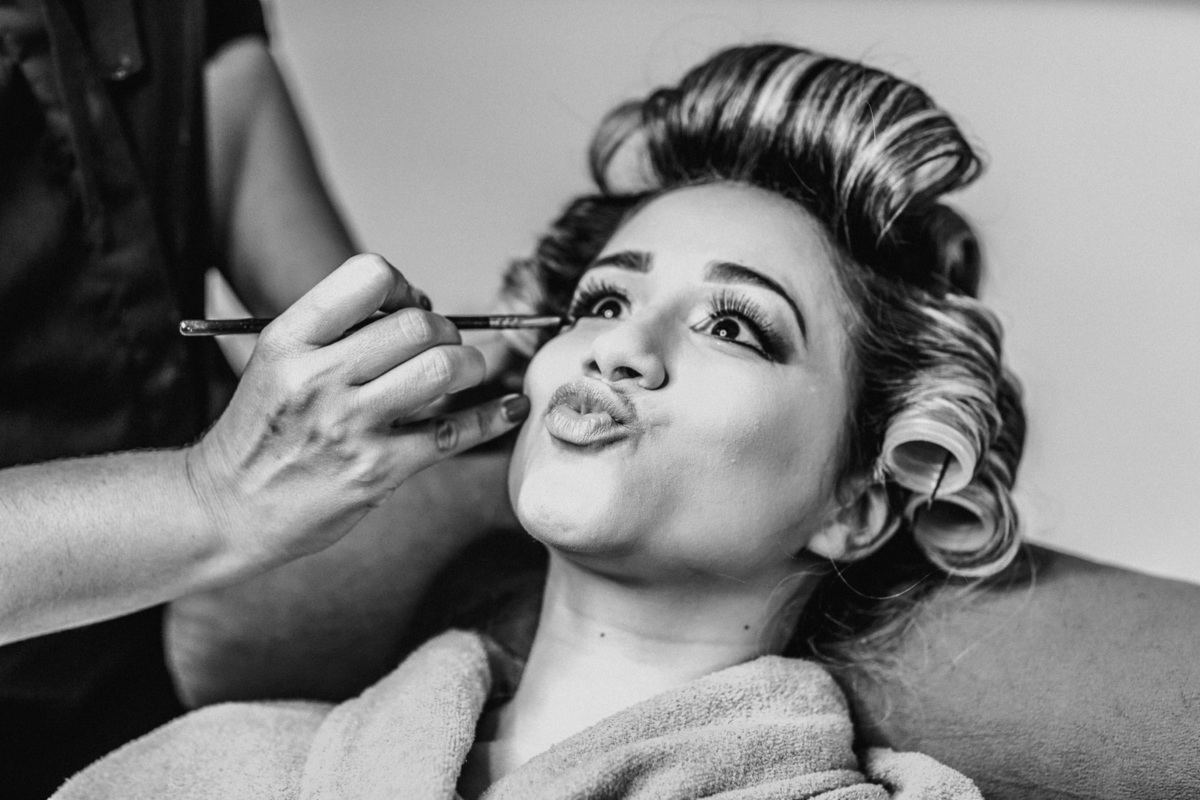 noiva-vestido-making of-salão-dia da noiva-amor-lover-festa-celebração-casamento-wedding-pride-noivo-pastor-Deus-fotografo de casamento-fotografia-jornalismo