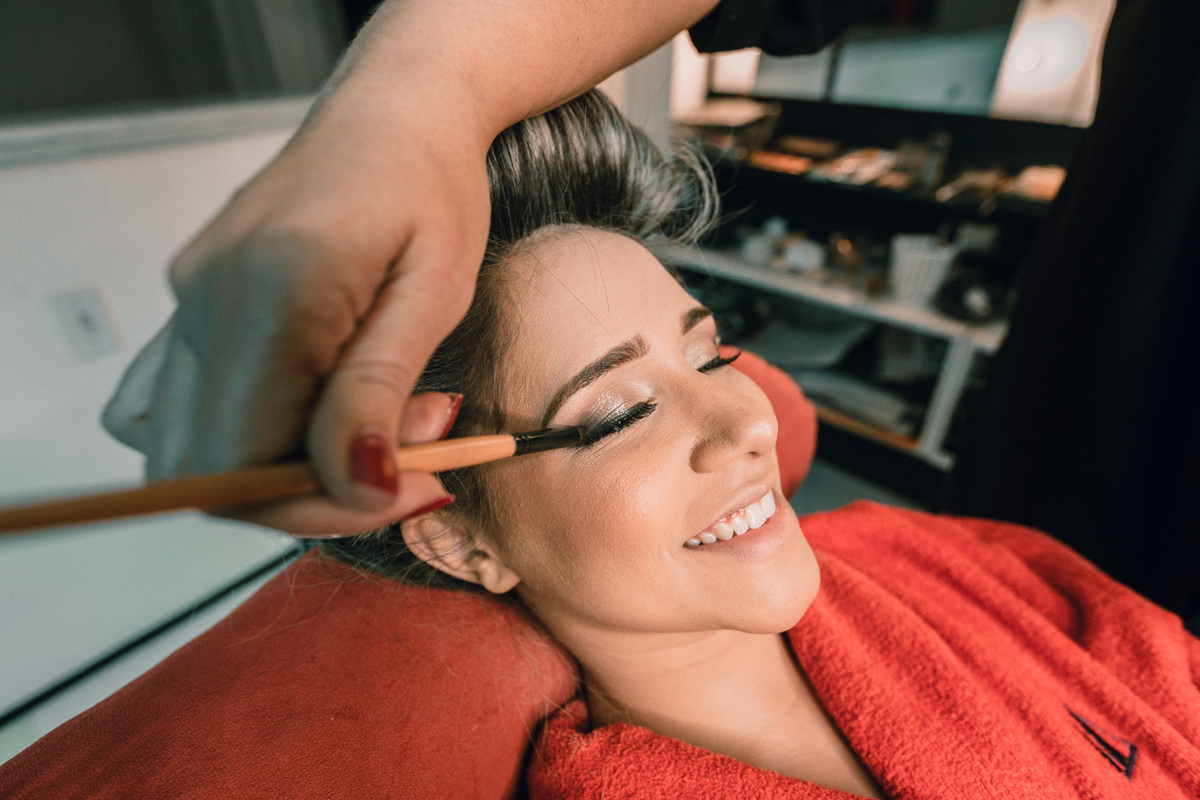 noiva-vestido-making of-salão-dia da noiva-amor-lover-festa-celebração-casamento-wedding-pride-noivo-pastor-Deus-fotografo de casamento-fotografia-jornalismo