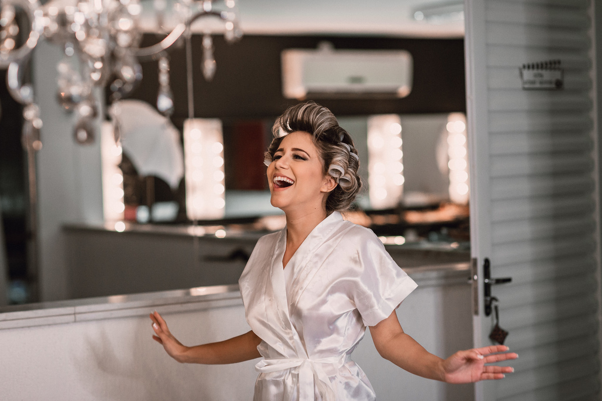 noiva-vestido-making of-salão-dia da noiva-amor-lover-festa-celebração-casamento-wedding-pride-noivo-pastor-Deus-fotografo de casamento-fotografia-jornalismo