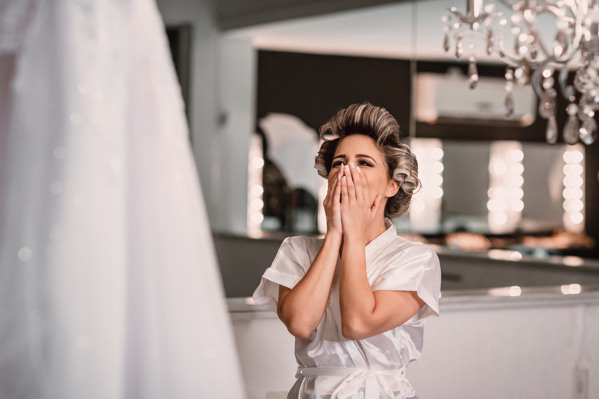 noiva-vestido-making of-salão-dia da noiva-amor-lover-festa-celebração-casamento-wedding-pride-noivo-pastor-Deus-fotografo de casamento-fotografia-jornalismo