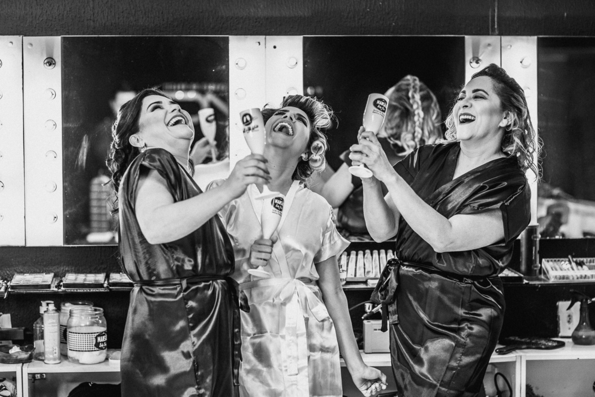 noiva-vestido-making of-salão-dia da noiva-amor-lover-festa-celebração-casamento-wedding-pride-noivo-pastor-Deus-fotografo de casamento-fotografia-jornalismo