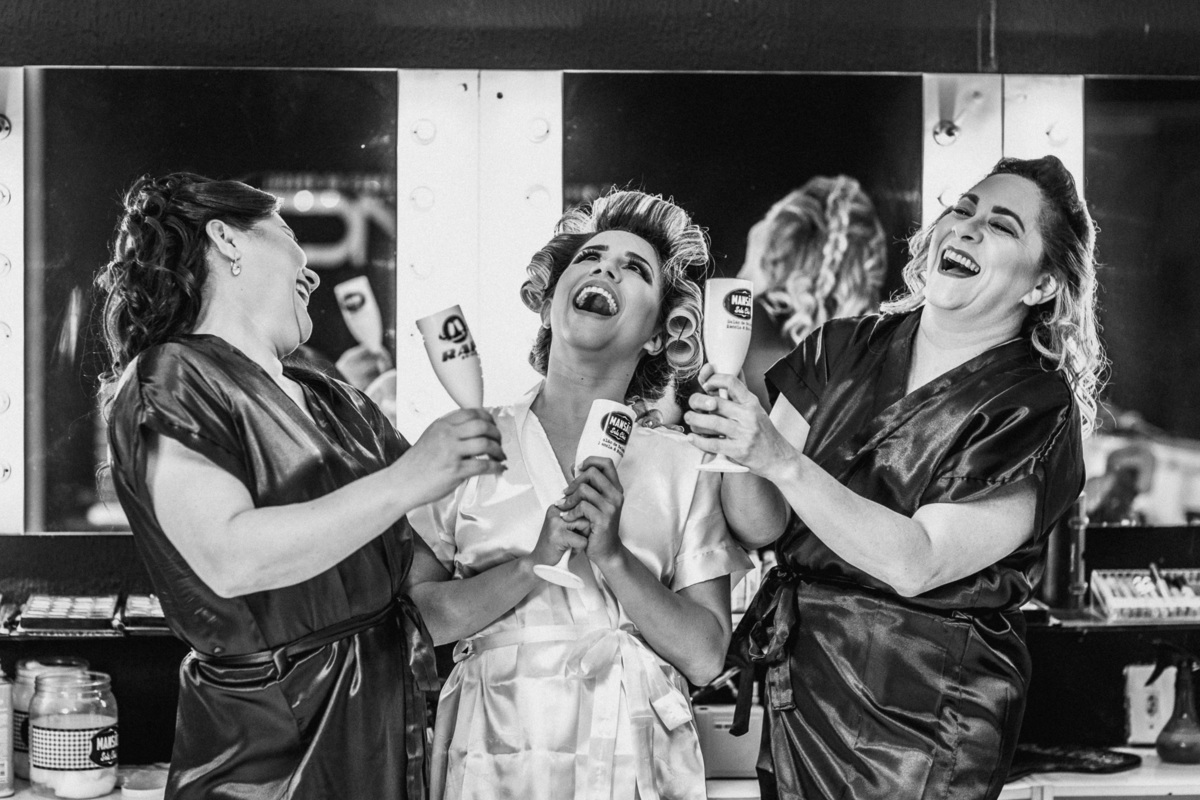 noiva-vestido-making of-salão-dia da noiva-amor-lover-festa-celebração-casamento-wedding-pride-noivo-pastor-Deus-fotografo de casamento-fotografia-jornalismo