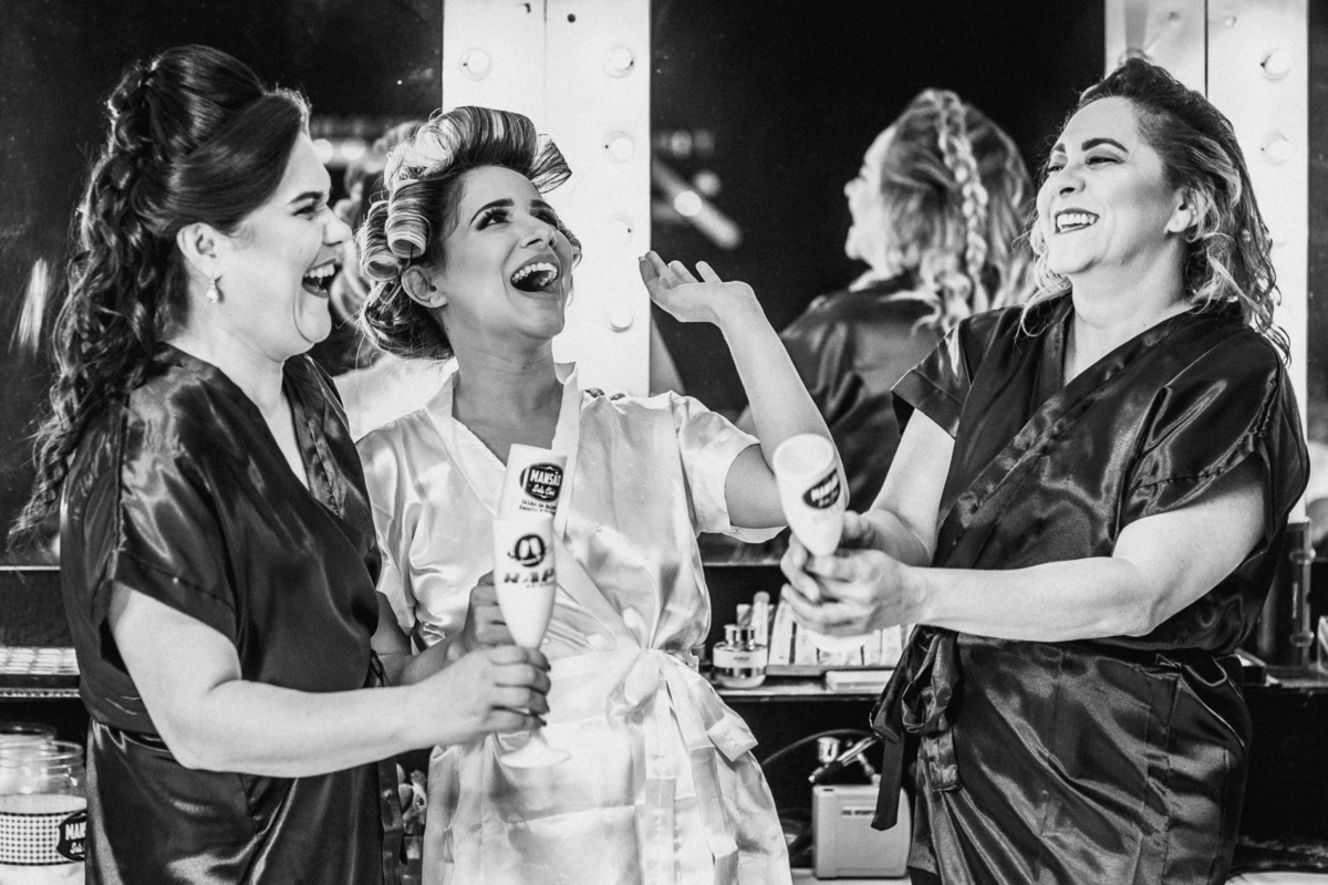 noiva-vestido-making of-salão-dia da noiva-amor-lover-festa-celebração-casamento-wedding-pride-noivo-pastor-Deus-fotografo de casamento-fotografia-jornalismo