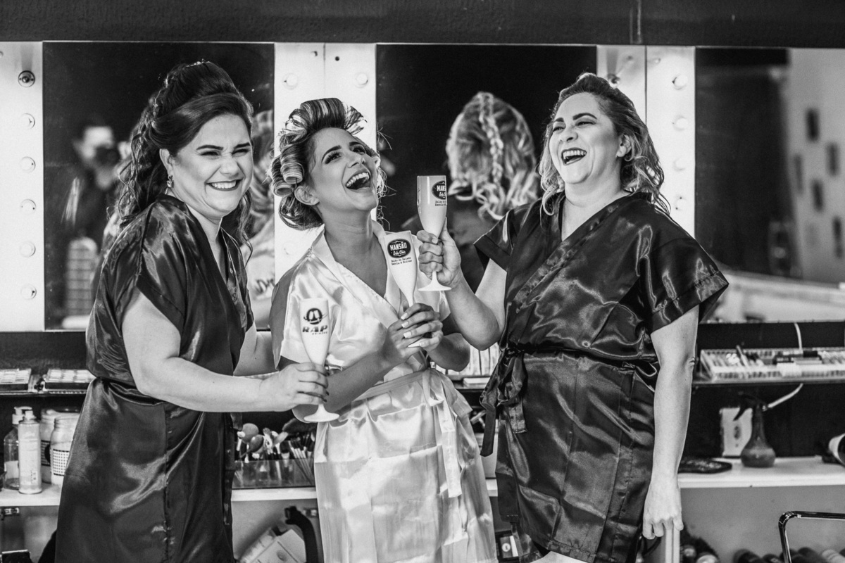 noiva-vestido-making of-salão-dia da noiva-amor-lover-festa-celebração-casamento-wedding-pride-noivo-pastor-Deus-fotografo de casamento-fotografia-jornalismo