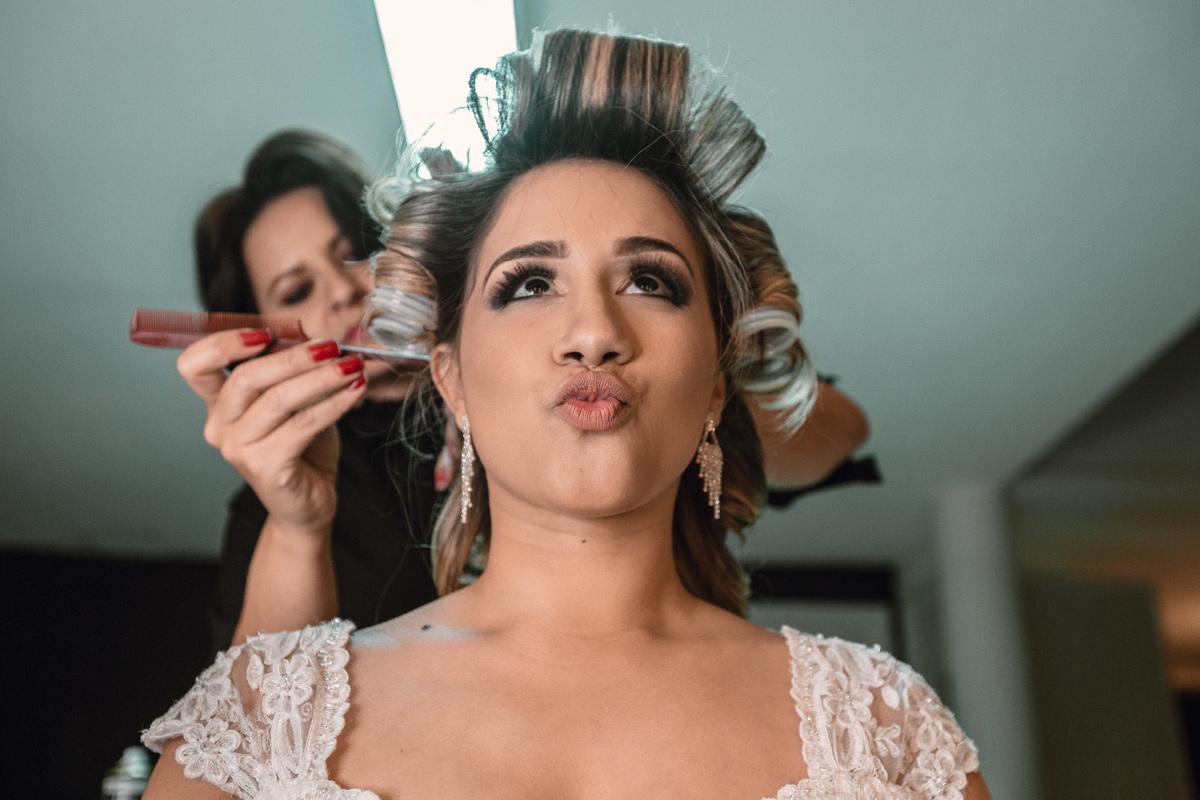 noiva-vestido-making of-salão-dia da noiva-amor-lover-festa-celebração-casamento-wedding-pride-noivo-pastor-Deus-fotografo de casamento-fotografia-jornalismo
