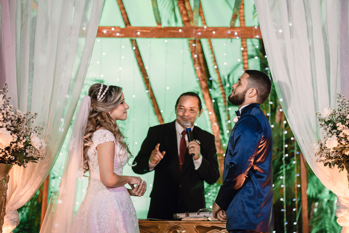 noiva-vestido-making of-salão-dia da noiva-amor-lover-festa-celebração-casamento-wedding-pride-noivo-pastor-Deus-fotografo de casamento-fotografia-jornalismo