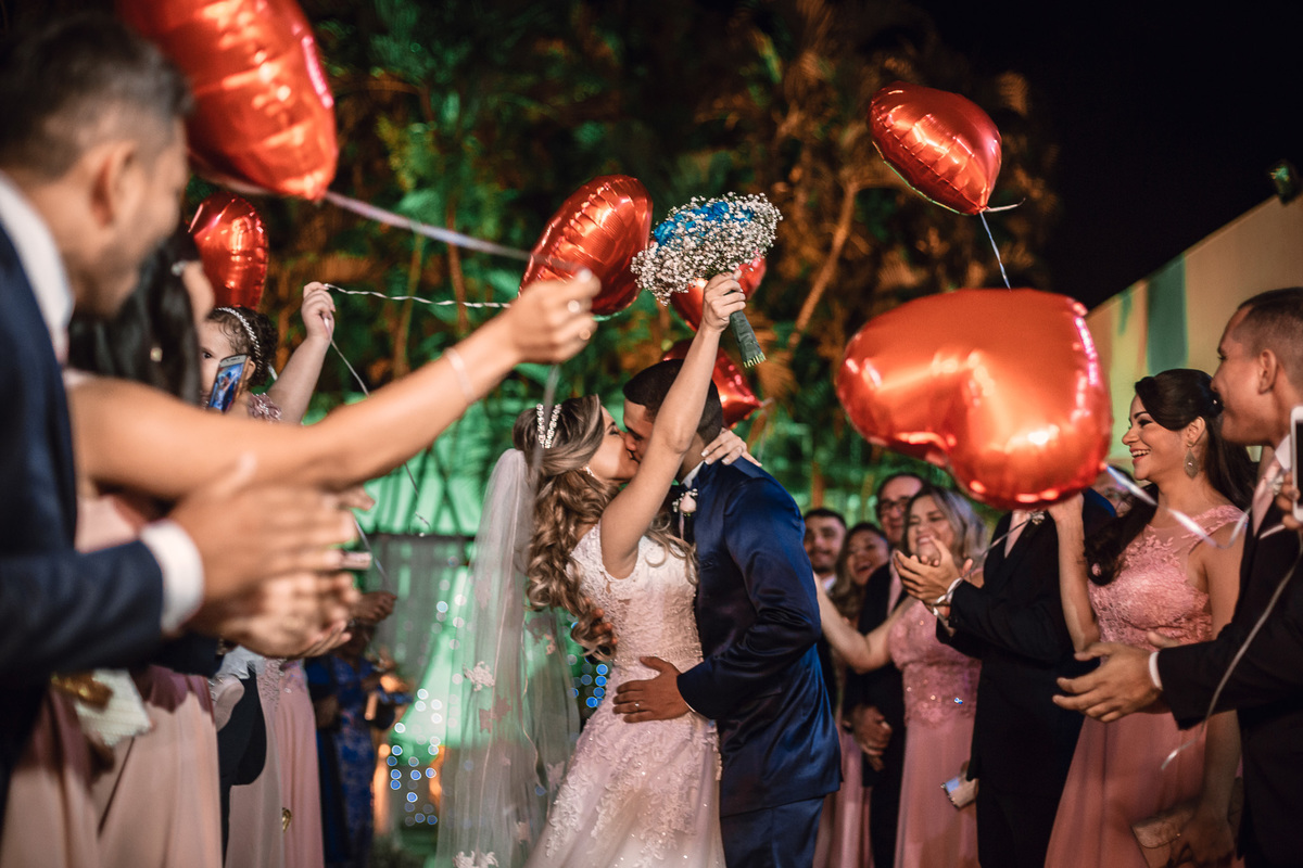 noiva-vestido-making of-salão-dia da noiva-amor-lover-festa-celebração-casamento-wedding-pride-noivo-pastor-Deus-fotografo de casamento-fotografia-jornalismo