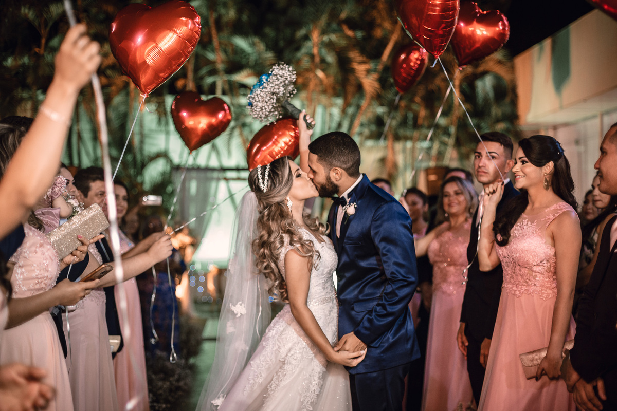 noiva-vestido-making of-salão-dia da noiva-amor-lover-festa-celebração-casamento-wedding-pride-noivo-pastor-Deus-fotografo de casamento-fotografia-jornalismo