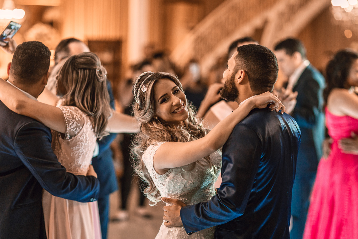 noiva-vestido-making of-salão-dia da noiva-amor-lover-festa-celebração-casamento-wedding-pride-noivo-pastor-Deus-fotografo de casamento-fotografia-jornalismo